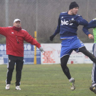 El plantel blanquiazul entrenó ayer y también lo hará hoy en las instalaciones del Club Deportivo Flores del Sil.