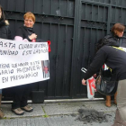 Un grupo de mujeres mineras protestó el martes ante la sede del Grupo Alonso en Ponferrada.