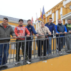 Grupo de jóvenes parados de Arganza, la franja de edad más azotada por la falta de empleo.