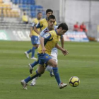 Cristian intenta irse de un contrario en un partido ante el Celta en Carranza