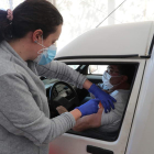 Un hombre de 65 años recibe la primera dosis de AstraZeneca en Ponferrada. L. DE LA MATA