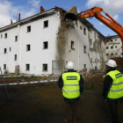 La pala excavadora fue destrozando el viejo edificio.