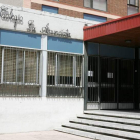 El colegio y la iglesia de La Anunciata están situados en la calle Azorín, en Trobajo.