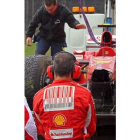 La grúa se lleva el coche de Alonso.