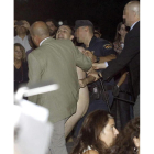 Efectivos policiales detienen al individuo desnudo.