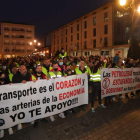 Manifestación del transporte, ayer tarde en la plaza del Ayuntamiento de Ponferrada. L. DE LA MATA