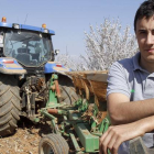 Rubén con el tractor en Los Oteros