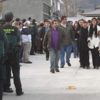 Los agentes de la Guardia Civil, vigilando a la salida de la familia materna del cementerio de Toral de los Vados.