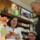 La farmacéutica Marta Fernández de Vega informa a un cliente sobre el uso correcto de anbitióticos.