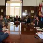 Reunión mantenida ayer entre empresarios del CEL en el Bierzo y el equipo de Fernández Merayo. dl