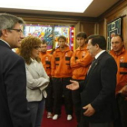 El alcalde y la concejala de Deportes hablan con Cueto durante un acto de la Cultural.