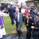 Rota por el dolor, la madre de Silvia, entra en la iglesia junto a su esposo y su hijo