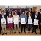 José Luis Ulibarri (en el centro) con los siete premiados, el director del Diario de León, los miembros del jurado, patrocinadores y autoridades en el Club de Prensa.