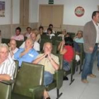 Saavedra, en la asamblea del viernes, dando la espalda a Nieto, sentado