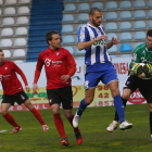 Prieto, a la derecha, atrapa el balón ante Yuri.