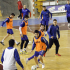 David Álvarez, autor del segundo gol ante el Logroñés, conduce el balón en el entrenamiento de la Cultural en el Palacio.