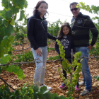 Paula González y José Manuel Rodríguez, en el viñedo de Méizara, con su hija, para resaltar el carácter familiar de la bodega. B. FERNÁNDEZ