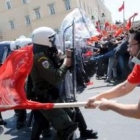 Decenas de manifestantes se enfrentan a los agentes antidisturbios durante la manifestación en la ca