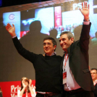 El secretario de Relaciones Políticas del PSOE, Patxi López, y el secretario de los socialistas de la Comunidad, Julio Villarubia, en el XII Congreso Autonómico del PSOE de Castilla y León