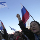 Varias personas ondean banderas rusas en Sebastopol.