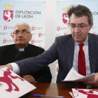 El presidente de la Diputación de León, Juan Martínez Majo, firma convenios de colaboración con el Obispado y la Catedral. Junto a él, el vicario episcopal de Asuntos Económicos y Sociales, Pedro Puente
