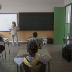 Los alumnos de 12 años, con mascarillas y distancias, en el colegio San Claudio. JESÚS F. SALVADORES