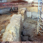 Detalle de las excavaciones en las que apareció un tramo del anfiteatro y que hoy se preservan en una cripta.