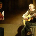 El poeta, ilustrador y músico Juan Carlos Mestre y el cantautor Amancio Prada, en un recital.