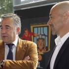 Claudio Barragán, derecha, estudia la oferta de renovación propuesta por la Deportiva, que preside José Fernández.