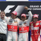 El director de McLaren Mercedes, Dave Redding, Button, Hamilton y Alonso.