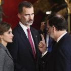 Los Reyes conversan con el presidente del Gobierno, acompañado de su mujer Elvira Fernández.