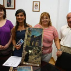 La edil de Cultura, con miembros de la organización, en la presentación de los actos.