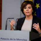 La vicepresidenta Soraya Sáenz de Santamaría durante su comparecencia para valorar la respuesta de Puigdemont. CHEMA MOYA