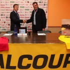 Joaquín Rodríguez (d) estrecha la mano de César Pérez tras rubricarse el acuerdo de patrocinio.