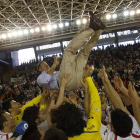 Los jugadores mantean a Cadenas en su «hasta luego» del Ademar.