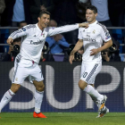Cristiano Ronaldo celebra su segundo gol con James Rodríguez, que debutó ayer con el Madrid, al igual que Kroos.