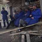 Un grupo de mineros hace guardia en Fabero.