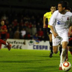 Mena, a la derecha, que conduce el balón en Anduva, tendrá nueva compañía en el ataque.