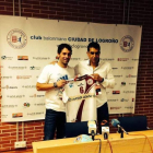 Juanín en la presentación con el técnico riojano.