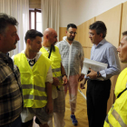 Majo y Ángel Calvo con los portavoces de los afectados. MARCIANO