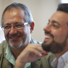 El cabeza de lista, Joaquín Llamas, con el ex diputado Diego Moreno ayer en el congresillo. JESÚS