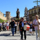 La imagen de San Roque a su paso por el Castillo de los Templarios de Ponferrada.