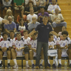 El entrenador del Ademar, Isidoro Martínez, durante un partido de Liga Asobal en el Palacio Municipal de Deportes.