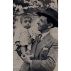 Juan García Herrero sostiene en brazos a su hijo José Luis García Herrero, en torno a 1931-1932.