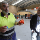 Isidro muestra los embutidos para reciclar el aceite