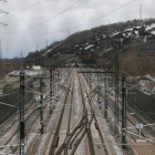 Vista del encaje de vías previo a la entrada del ferrocarril a la Variante de Pajares. FERNANDO OTERO