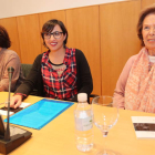 Sara R. Gallardo, entre Ester Folgueral y la viuda de Pereira, Úrsula Rodríguez, ayer. L. DE LA MATA