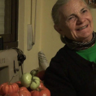 Antonia Celadilla, ‘Toña’, de Orzonaga con sus tomates.