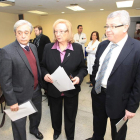 Criado y Hevia, junto a la presidenta de la AECC Bierzo.