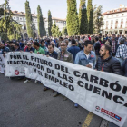 Los sindicatos se concentraron ayer frente a la Delegación del Gobierno en Oviedo. MIKI LÓPEZ / LNE